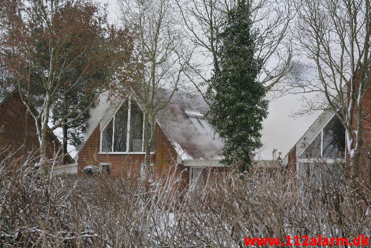 Brand i garage. Nørrelide i Jelling. 08/01-2016. Kl. 13:40.