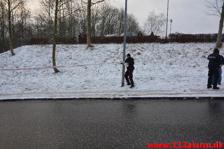 8-årige dreng dræbt af skolebus. Kirkebakken i Vejle Ø. 08/01-2016. Kl. 14:12.