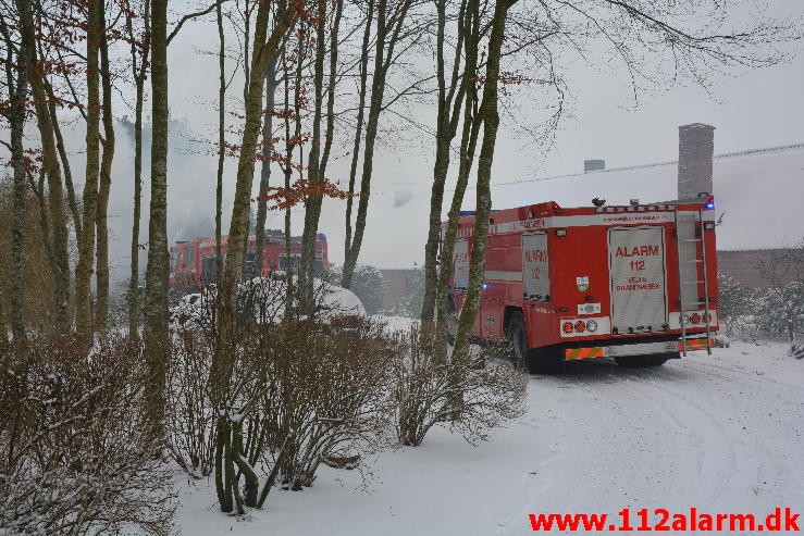 Brand i garage. Nørrelide i Jelling. 08/01-2016. Kl. 13:40.