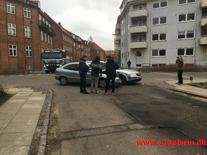 Mindre Trafikuheld. Nyboesgade i vejle. 02/02-2016. Kl. 13:54.