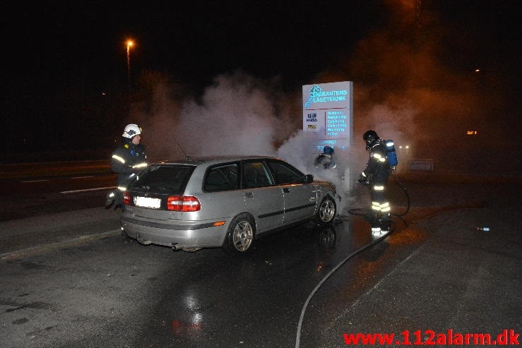 Volvo begyndte at brænde. Fredericiavej i Vejle. 17/02-2016. Kl. 22:50.