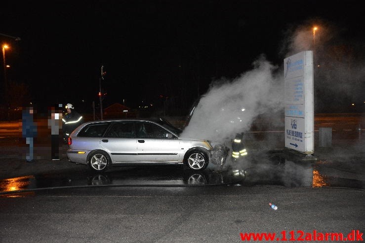 Volvo begyndte at brænde. Fredericiavej i Vejle. 17/02-2016. Kl. 22:50.