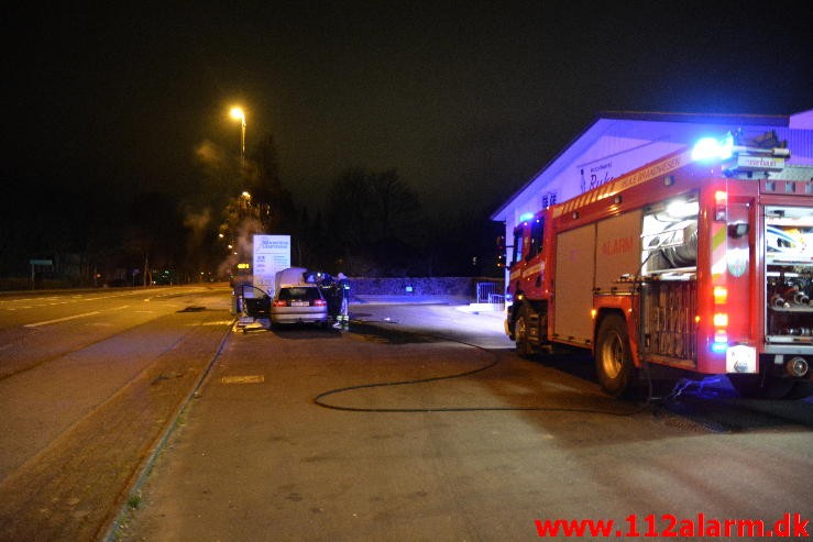 Volvo begyndte at brænde. Fredericiavej i Vejle. 17/02-2016. Kl. 22:50.