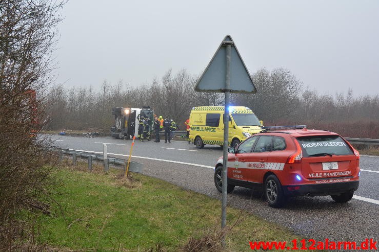 Lastbil væltede på motorvejs afkørsel. Motorvejsafkørslen op til DTC ved Vejle. 19/02-2016. Kl. 09:40.