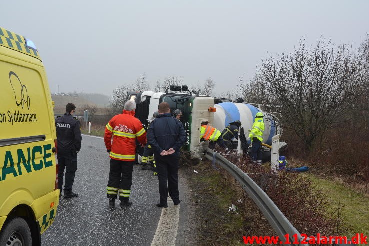 Lastbil væltede på motorvejs afkørsel. Motorvejsafkørslen op til DTC ved Vejle. 19/02-2016. Kl. 09:40.