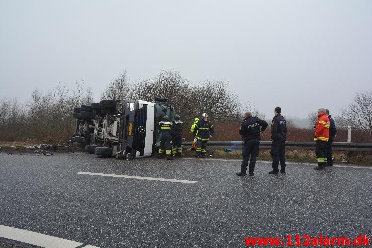 Lastbil væltede på motorvejs afkørsel. Motorvejsafkørslen op til DTC ved Vejle. 19/02-2016. Kl. 09:40.