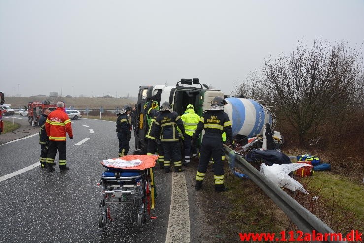 Lastbil væltede på motorvejs afkørsel. Motorvejsafkørslen op til DTC ved Vejle. 19/02-2016. Kl. 09:40.