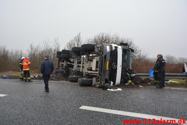 Lastbil væltede på motorvejs afkørsel. Motorvejsafkørslen op til DTC ved Vejle. 19/02-2016. Kl. 09:40.