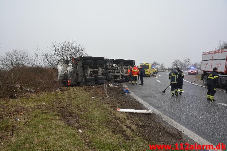 Lastbil væltede på motorvejs afkørsel. Motorvejsafkørslen op til DTC ved Vejle. 19/02-2016. Kl. 09:40.