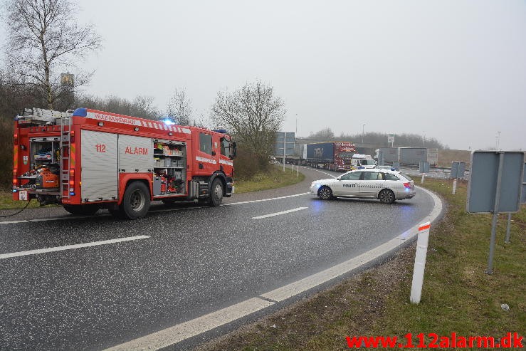 Lastbil væltede på motorvejs afkørsel. Motorvejsafkørslen op til DTC ved Vejle. 19/02-2016. Kl. 09:40.