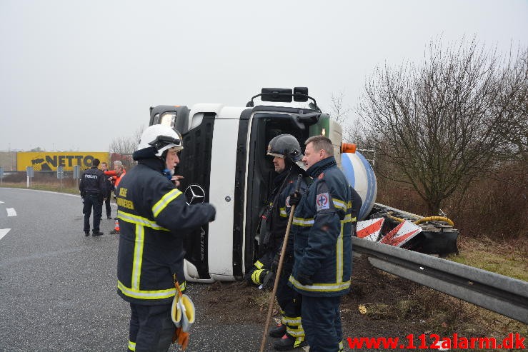 Lastbil væltede på motorvejs afkørsel. Motorvejsafkørslen op til DTC ved Vejle. 19/02-2016. Kl. 09:40.