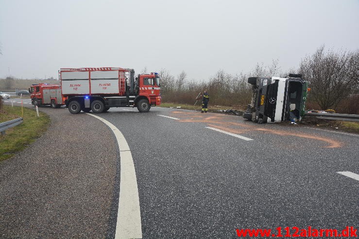 Lastbil væltede på motorvejs afkørsel. Motorvejsafkørslen op til DTC ved Vejle. 19/02-2016. Kl. 09:40.