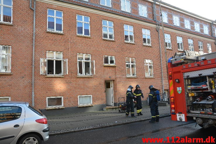 Brand i Lejlighed. Nyboesgade i Vejle. 22/02-2016. Kl. 09:34.