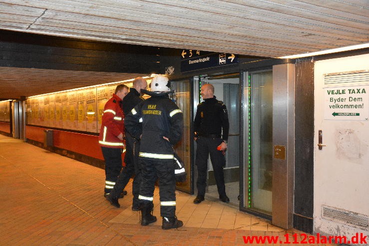 Personredning fastklemt. Vejle Banegård. 29/02-2016. Kl. 00:18.