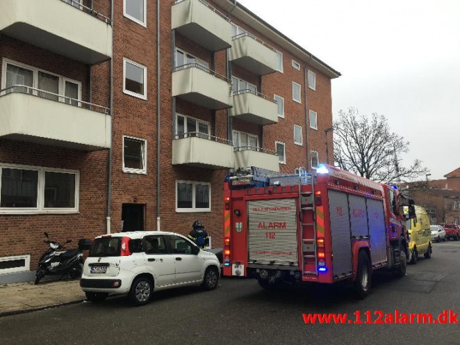 Brand i Etageejendom. Mindegade 15 i Vejle. 06/03-2016. Kl. 09:35.