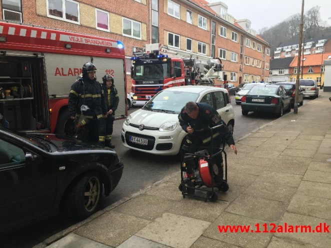 Brand i Etageejendom. Mindegade 15 i Vejle. 06/03-2016. Kl. 09:35.