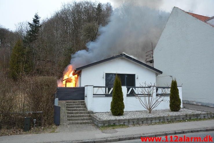 Gasgrillen brede sig til huset. Vardevej i Vejle. 17/03-2016. Kl. 17:04.