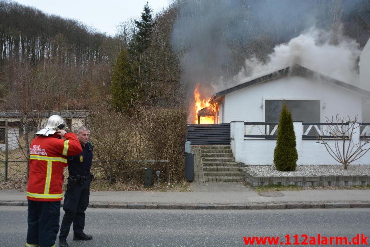 Gasgrillen brede sig til huset. Vardevej i Vejle. 17/03-2016. Kl. 17:04.