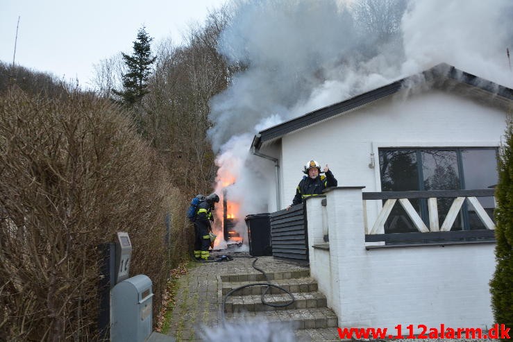 Gasgrillen brede sig til huset. Vardevej i Vejle. 17/03-2016. Kl. 17:04.