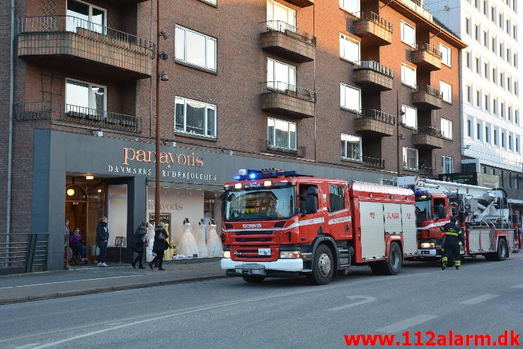 Brand i Butik. Dæmningen 10 i Vejle. 19/03-2016. Kl. 17:36.