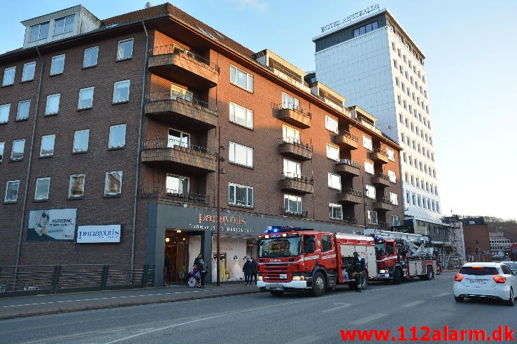 Brand i Butik. Dæmningen 10 i Vejle. 19/03-2016. Kl. 17:36.