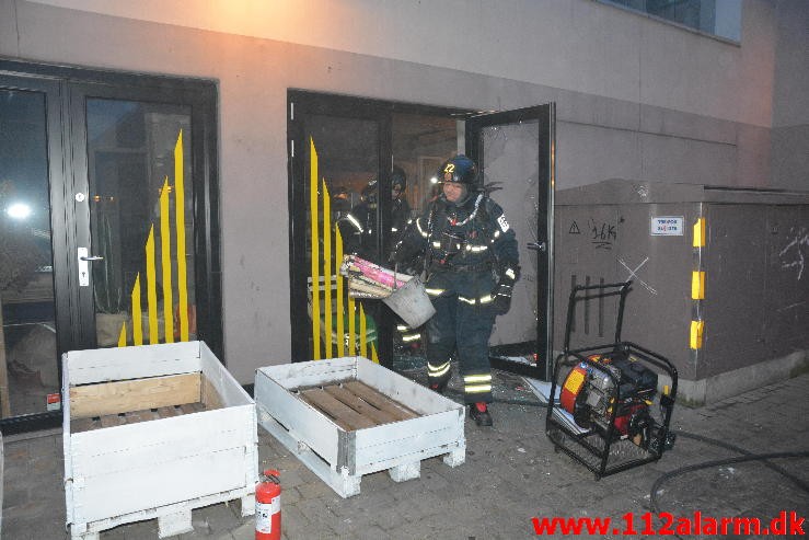 Brand i butik. Staldgårdsgade i Vejle. 19/03-2016. Kl. 06:03.