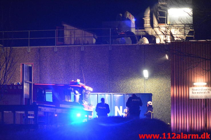 Brand i Industribygning. Diskovej i Vejle. 20/03-2016. Kl. 23:11.