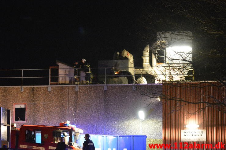 Brand i Industribygning. Diskovej i Vejle. 20/03-2016. Kl. 23:11.