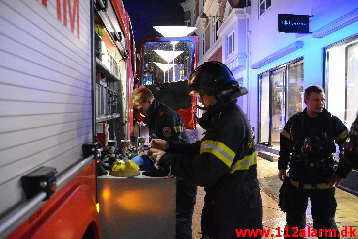 Brand i Etageejendom. Søndergade ( Gågaden ) i Vejle. 24/03-2016. Kl. 21:46.