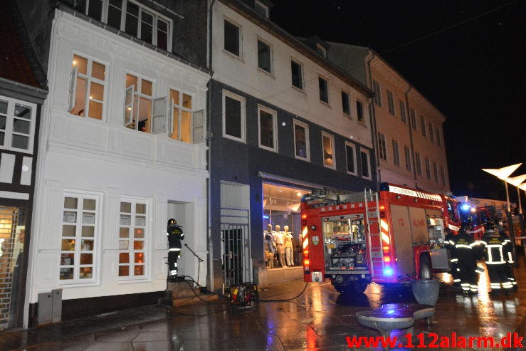 Brand i Etageejendom. Søndergade ( Gågaden ) i Vejle. 24/03-2016. Kl. 21:46.