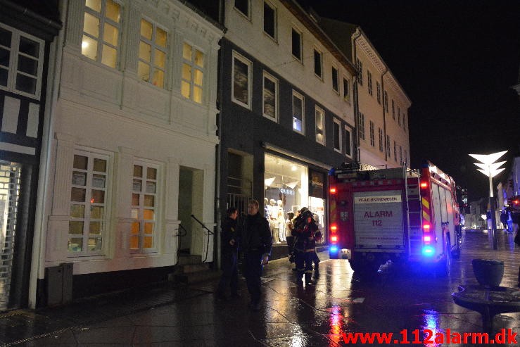 Brand i Etageejendom. Søndergade ( Gågaden ) i Vejle. 24/03-2016. Kl. 21:46.