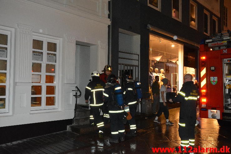 Brand i Etageejendom. Søndergade ( Gågaden ) i Vejle. 24/03-2016. Kl. 21:46.