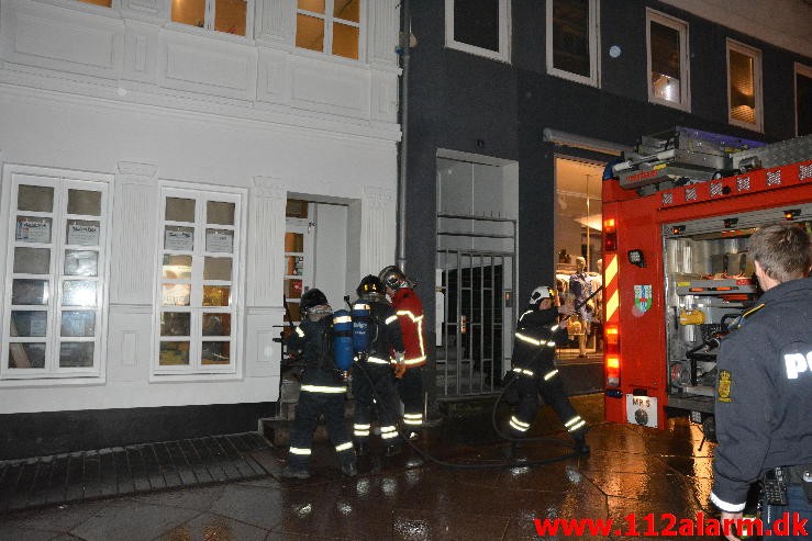 Brand i Etageejendom. Søndergade ( Gågaden ) i Vejle. 24/03-2016. Kl. 21:46.