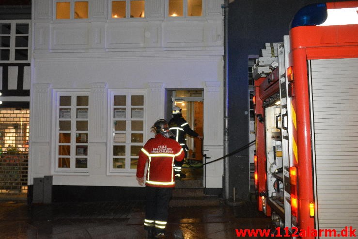 Brand i Etageejendom. Søndergade ( Gågaden ) i Vejle. 24/03-2016. Kl. 21:46.