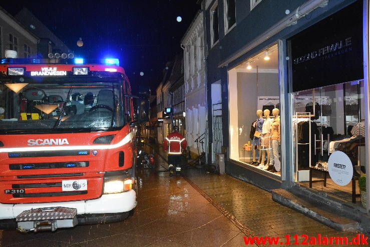 Brand i Etageejendom. Søndergade ( Gågaden ) i Vejle. 24/03-2016. Kl. 21:46.