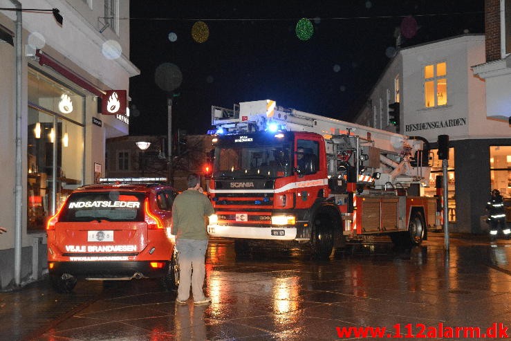 Brand i Etageejendom. Søndergade ( Gågaden ) i Vejle. 24/03-2016. Kl. 21:46.