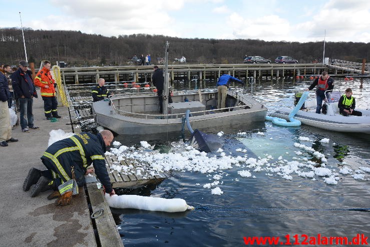 Olie på vandet. Lystbådehavnen i Vejle. 09/04-2016. Kl. 10:56.