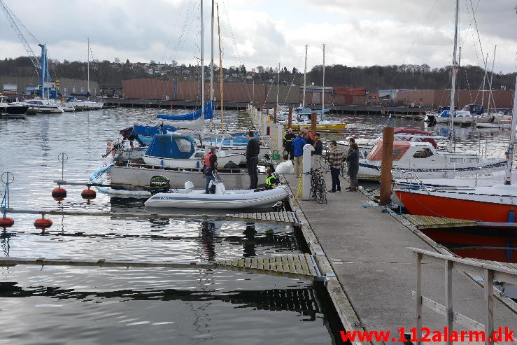 Olie på vandet. Lystbådehavnen i Vejle. 09/04-2016. Kl. 10:56.