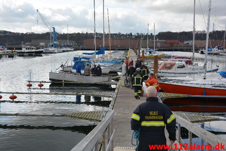 Olie på vandet. Lystbådehavnen i Vejle. 09/04-2016. Kl. 10:56.