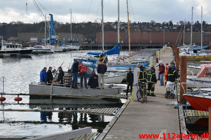 Olie på vandet. Lystbådehavnen i Vejle. 09/04-2016. Kl. 10:56.