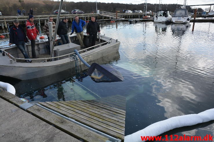 Olie på vandet. Lystbådehavnen i Vejle. 09/04-2016. Kl. 10:56.