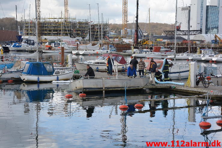 Olie på vandet. Lystbådehavnen i Vejle. 09/04-2016. Kl. 10:56.