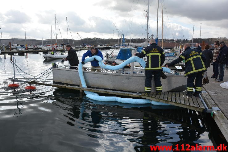 Olie på vandet. Lystbådehavnen i Vejle. 09/04-2016. Kl. 10:56.