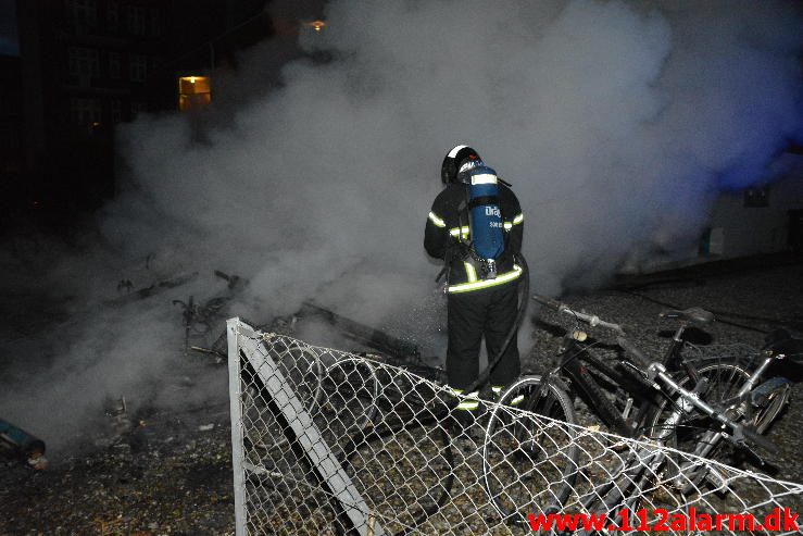 Bygningsbrand / Etageejendom. Ydunsgade 7 i Vejle. 18/04-2016. Kl. 05:12.