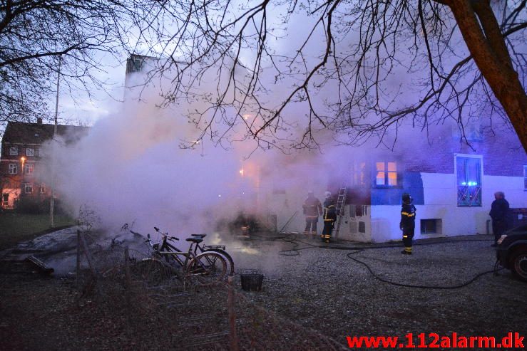 Bygningsbrand / Etageejendom. Ydunsgade 7 i Vejle. 18/04-2016. Kl. 05:12.