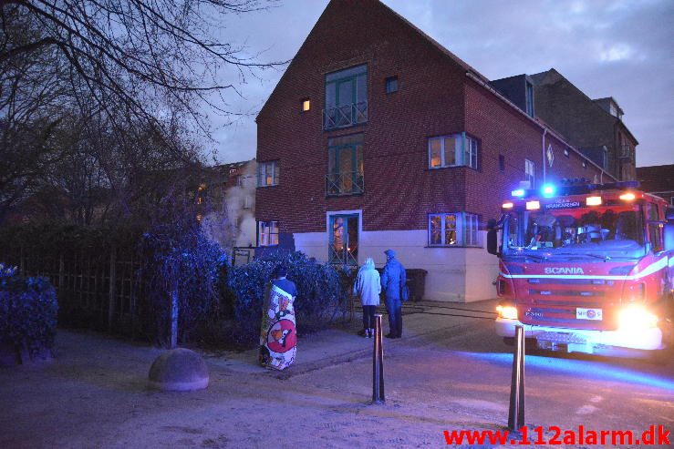 Bygningsbrand / Etageejendom. Ydunsgade 7 i Vejle. 18/04-2016. Kl. 05:12.