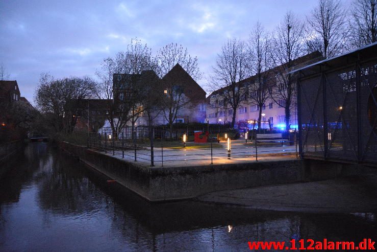 Bygningsbrand / Etageejendom. Ydunsgade 7 i Vejle. 18/04-2016. Kl. 05:12.