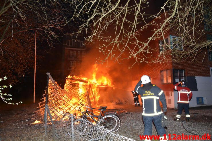 Bygningsbrand / Etageejendom. Ydunsgade 7 i Vejle. 18/04-2016. Kl. 05:12.