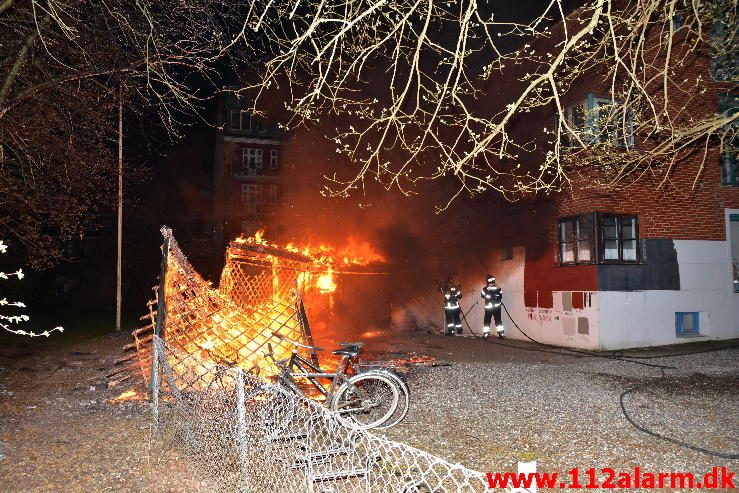 Bygningsbrand / Etageejendom. Ydunsgade 7 i Vejle. 18/04-2016. Kl. 05:12.