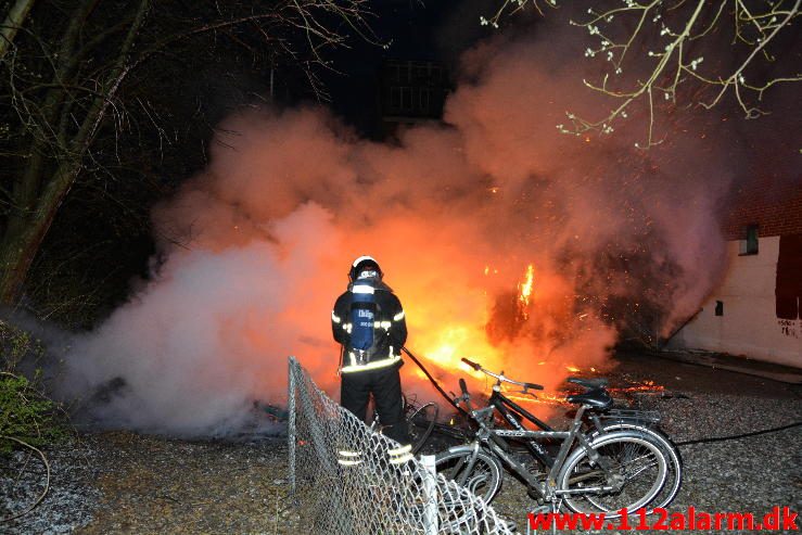 Bygningsbrand / Etageejendom. Ydunsgade 7 i Vejle. 18/04-2016. Kl. 05:12.